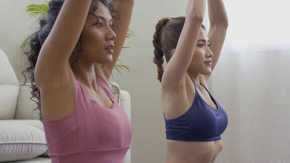 两个亚洲女人在家里做瑜伽生活方式运动和瑜伽