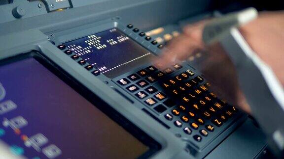 一个飞行员在仪表盘上转盘特写