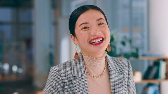 脸笑和商业女性在办公室为事业或工作在工作场所自豪肖像老板和快乐自豪或自信的亚洲女性企业家来自日本的成功心态和微笑