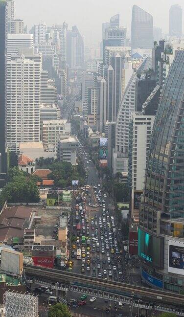 曼谷雾霾城市街道上高速公路移动交通的城市时间流逝
