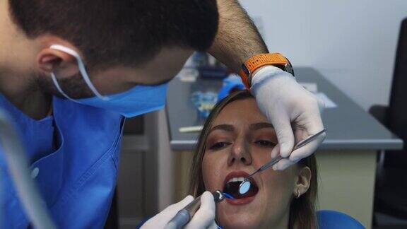 在牙科治疗的年轻女子