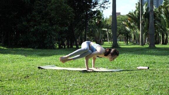 亚洲的年轻美女在公园里练瑜伽