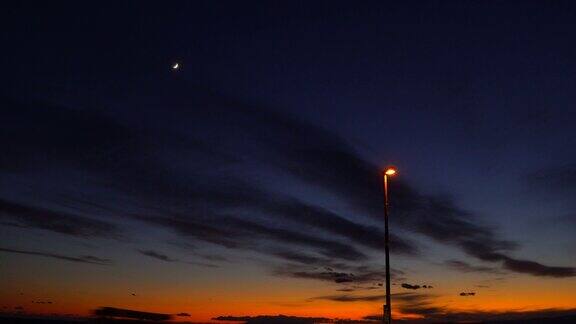 海边黄昏时的街灯