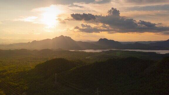 上帝之光或太阳光束与山景的高度重合