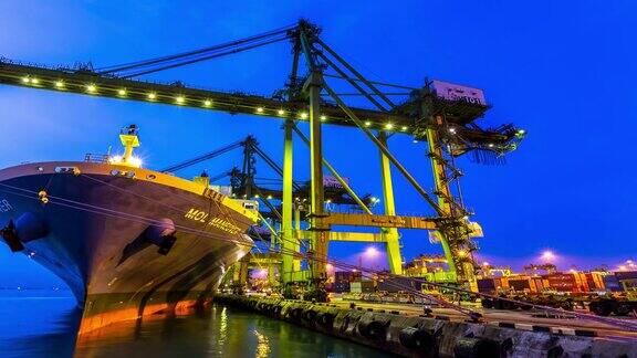 4K延时:在新加坡船厂码头晨曦中工作