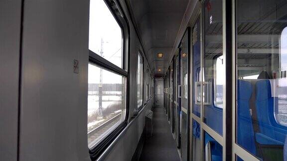 在慢镜头4k旅行时火车客舱的空走廊
