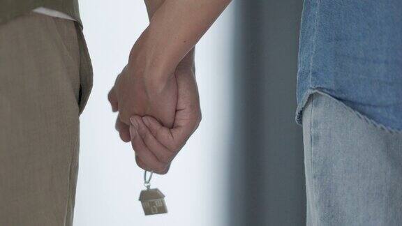 夫妻俩手握房子钥匙的特写