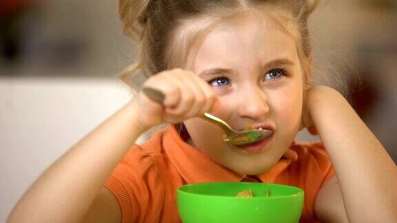 可爱的女孩吃麦片特写开胃的早餐玉米片早餐