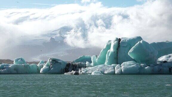 冰山和全球变暖绿松石海湾的冰山正在融化极地环境中的冰川北极景观和全球变暖问题冰岛的景观生态和气候变化