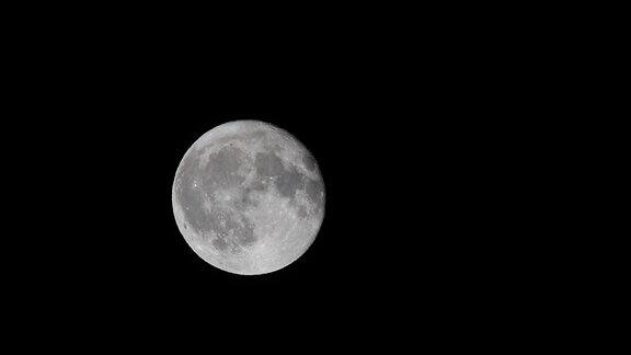 满月在夜空中移动