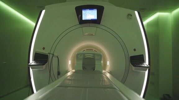 医疗设备扫描人体进行磁共振成像摄像机进入磁共振隧道