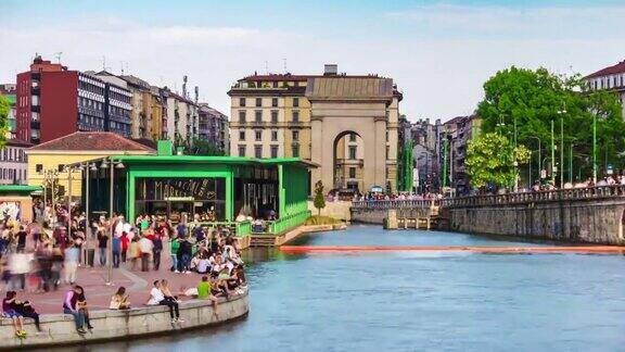意大利日光米兰城著名运河拥挤的海湾全景4k时间