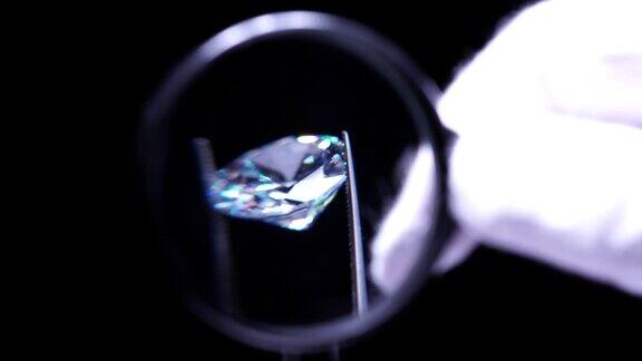 金匠手戴白手套用放大镜检查豪华钻石的质量有选择性的重点宏质量检验圆形钻石订婚或结婚戒指