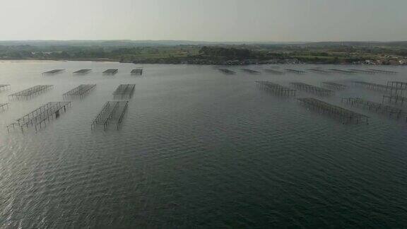 航拍伊坦德陶盐湖上的大型海鲜牡蛎养殖场