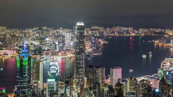 TU香港城市景观和黄昏时分的舢板船