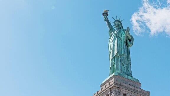 自由女神像纪念碑与时间推移的云在夏天的天空在纽约市美国美国旅游景点地标美国旅游目的地或国家象征概念