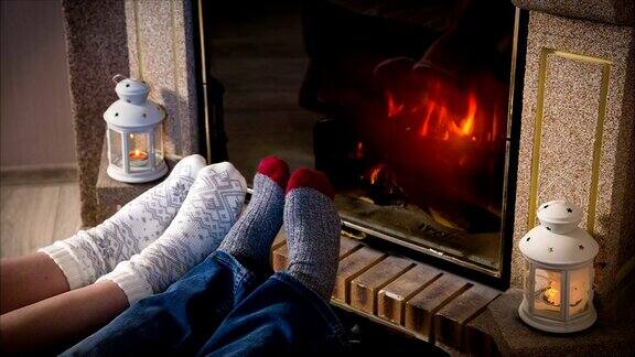 穿在羊毛袜子里的腿在壁炉旁会变热