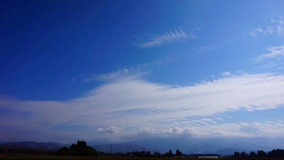 延时拍摄的蓝天和云朵在日本4K分辨率的镜头