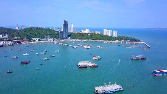 鸟瞰芭堤雅海上的船只、海滩和城市以蓝天为旅行背景泰国春武里