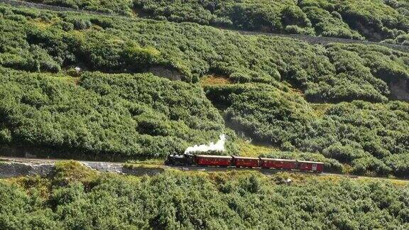 蒸汽机车从格莱奇在福尔卡山口