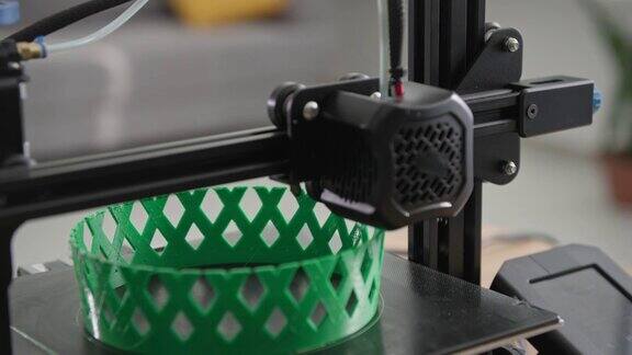 现代自动3D打印机在国内逐层打印熔融绿塑原型3D模型