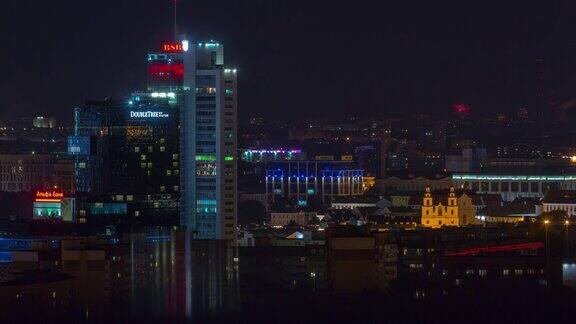 夜晚时间照亮明斯克城市中心屋顶全景4k时间间隔白俄罗斯