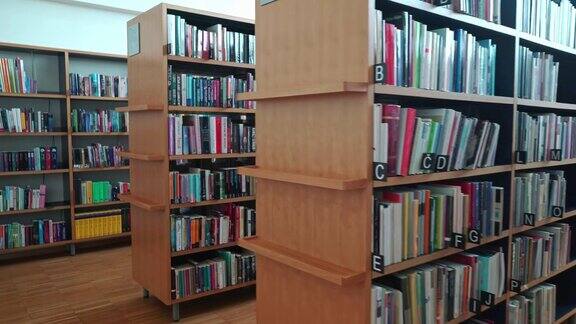 图书馆素材-书架上装满了书按字母顺序标记