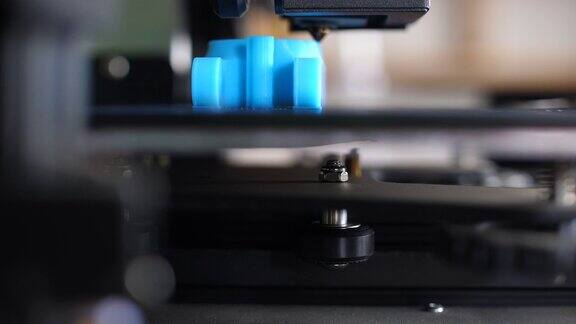 3D打印机打印蓝色PLA塑料