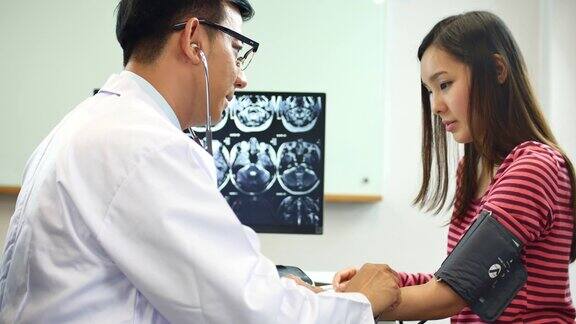 医生使用听诊器测量血压