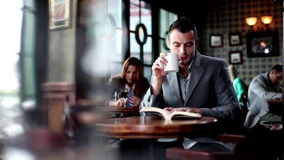一个年轻人在咖啡馆看书