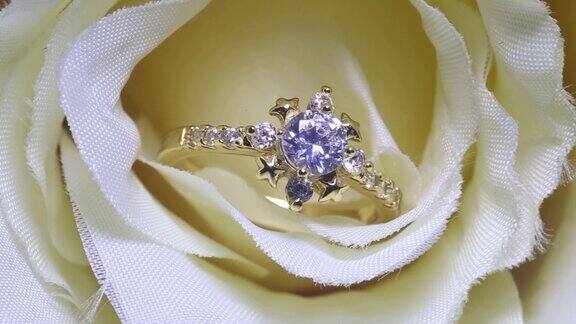 美丽闪亮的钻石金戒指