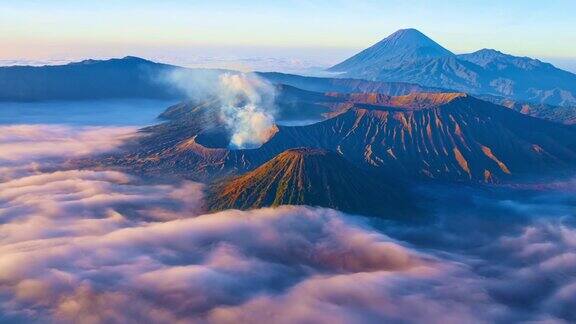 在印尼东爪哇的BromoTengger塞梅鲁国家公园从金刚视角看日出时壮观的Bromo火山风景背景超延时拍摄
