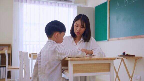 女老师在教室里教小男生