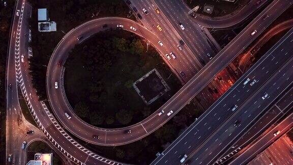 城市交通繁忙夜间高速公路立交桥鸟瞰图