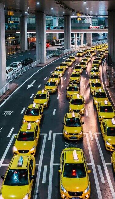 夜间机场出口处黄色出租车排长队
