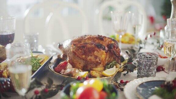 美味的特写火鸡与烤土豆在节日餐桌上美味的饭菜和节日装饰准备家庭晚餐在家里庆祝感恩节或圣诞节