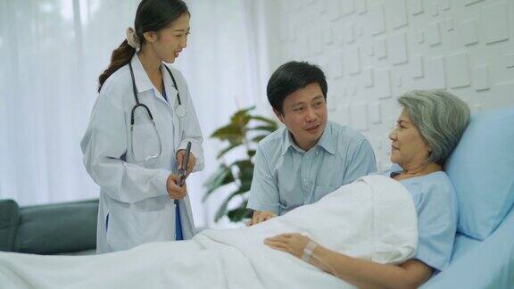 女医生为年老的女病人检查身体