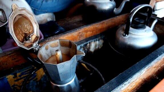摩卡壶用咖啡壶煮热咖啡