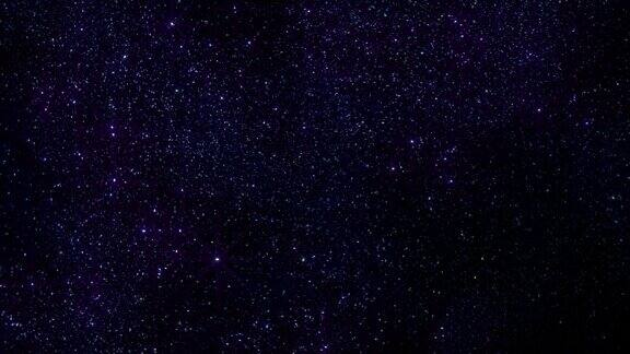 蓝色的星空和飞翔的闪光和星系中的粒子