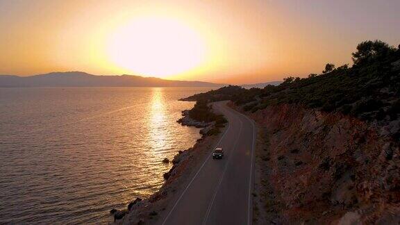 无人机:游客们在日落时分自驾游探索地中海岛屿