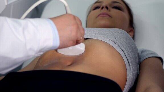 医生用超声波仪器检查女孩的胃