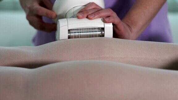 女性患者在美容院接受下肢液化石油气真空按摩