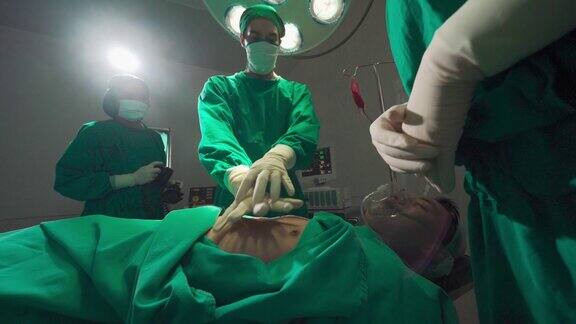 医生在手术室对病人进行心肺复苏和除颤