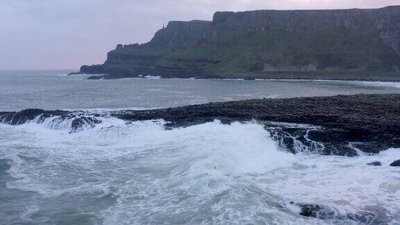 海浪冲击着北爱尔兰著名的巨人堤道