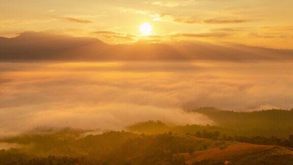日出时美丽的云海笼罩在山村上空