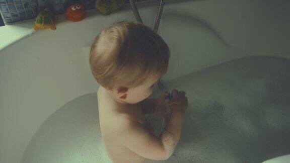 一个可爱的小婴儿在洗澡时微笑和大笑的慢动作