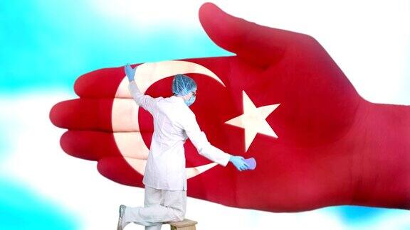 护士戴着医用口罩和手套洗大手涂上土耳其国旗的颜色国家对国民健康的关心洗手病毒保护疾病的预防