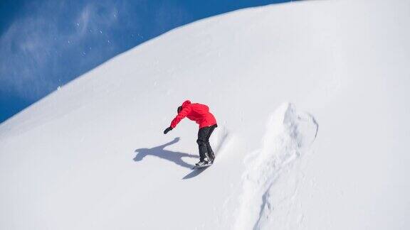 滑雪者在新雪上跳跃