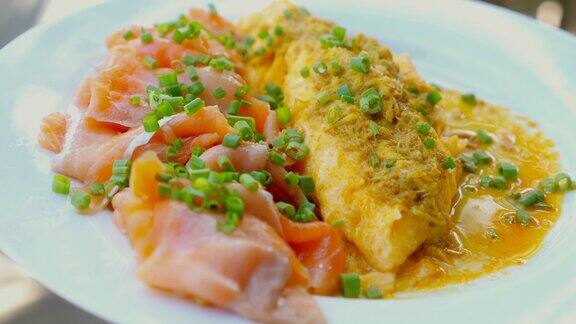 三文鱼煎蛋卷美味的早餐是熏鲑鱼煎蛋