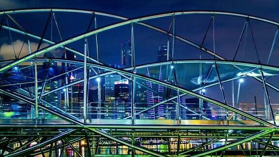 城市夜晚漫步在新加坡桥上时光流逝